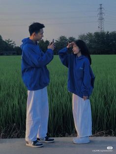 Matching Couple Outfits Aesthetic Streetwear, Korean Outfits Couple, Partner Look Outfit Couple, Couple Outfits Matching Casual, Matching Couple Outfits Aesthetic, Couple Clothes Matching Outfits, Cute Couple Outfits Matching, Matching Outfits For Couples Casual