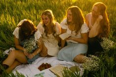 #friends #picnicaesthetic #photoshoot #montana #photographer 4 Cousins Photo Ideas, Bff Picnic, Bestie Picnic, Bachelorette Pics, Cousin Photo Shoots, Cob Dip, Botanical Garden Photo Shoot, Cottagecore Photoshoot, Girls Picnic