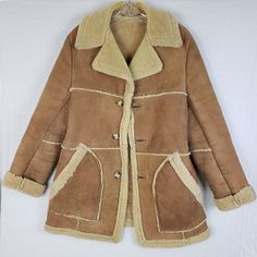 Vintage Marlboro Man Ranch Western Style Sherpa Shearling Coat By Lakeland Size 40 = Approx. Men's Medium Or Women's Large Made By Lakeland, Which Makes Fine Quality Jackets. Classic Ranch Style Jacket Made Famous In The Marlboro Man Advertising. The Coat Is A 40 Regular And Clearly Marked On Left Lower Inside. Has The Chain Hang Up Hook. The Coat Lining Is In Excellent Condition. The Exterior Has A Few Light Scuffs/Marks As Shown In Photos And Expected For A Jacket Of This Age. Most Likely From Classic Shearling Long Sleeve Outerwear, Vintage Shearling Coat, Retro Long Sleeve Winter Fur Coat, Retro Long Sleeve Fur Coat For Winter, Sheepskin Outerwear With Fleece Lining And Long Sleeves, Sheepskin Outerwear With Fleece Lining, Vintage Outerwear With Faux Fur Lining And Long Sleeves, Classic Long Sleeve Sheepskin Outerwear, Classic Sheepskin Long Sleeve Outerwear