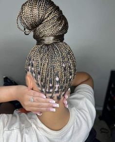 60 Cute Fall Mixed Color Braids Hairstyles For Black Women Blond Mix Braids Black Women, Colour 27 And 30 Box Braids Mixed, Colour Mix For Braids, Ash Brown Braids Black Women, Colour Blend Braids, Mixed Colour Braids For Black Women, Blended Knotless Braids, Colour Braids For Black Women, Different Color Braids For Black Women