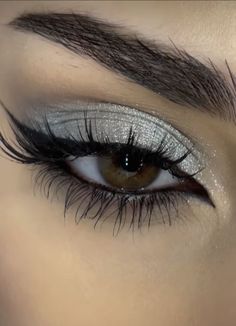 Black Make Up Looks For Prom, Simple Grey Eye Makeup, Witch Makeup Eyeshadow, Sliver Makeup Looks Simple, Silver Makeup Aesthetic, Party Makeup Looks Simple, Royal Blue And Silver Makeup, Black Eye Makeup Aesthetic, Silver And Black Eye Makeup