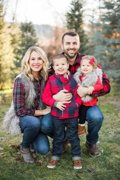 Family Christmas Pictures Outfits, Winter Family Photography, Christmas Photos Outfits, Winter Family Pictures, Family Photo Outfits Winter, Christmas Family Photoshoot, Family Christmas Outfits