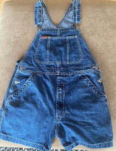 Ikeda overalls.  Size medium and in excellent vintage condition (like new). Top of the picket down is 14 inches (short length along the side) and 17 inches across the waist. Rise is 12 inches. 19 inches from second Hutton down to the same button across. Short Overalls Outfit, Overall Shorts Outfit, Overalls Outfit, Short Overalls, 80s Outfit, Warm Weather Outfits, New Top, Overall Shorts, Fitness Inspo