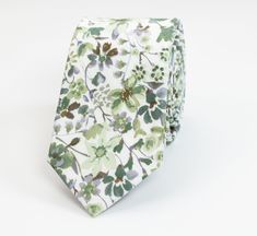 LIVRAISON GRATUITE aux États-Unis pour les commandes de plus de 35 $ et au Canada pour les commandes de plus de 75 $ Cravate à fleurs vert sauge poudré avec des touches de couleurs vives, cette cravate fera de votre fête de mariage beaucoup de compléments. Couleur parfaite pour sauge Azazie, vert sauge nuptiale David, agave, sauge poussiéreux, palette de couleurs vert clair. La cravate se marie très bien avec toutes les couleurs de blazer foncées ou claires. TAILLE : - Cravates pour adultes : en Dusty Sage Wedding, Sage Green Suit, Wedding Bolo Tie, Sage Light Green, Dusty Sage Green, David Bridal, Light Blazer