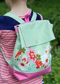 Imagine yourself walking the city streets or a country path wearing this stylish and practical backpack. It is just the perfect accessory for your day off! Designed to be simple to sew but to create a fantastic and professional looking bag, the Day Off Back Pack is sure to become one of your favorite new sewing projects. The finished adult size pack is 15.5'' x 17.5'', with adjustable straps, a front zipper pocket, a curved flap with a magnetic snap, and a drawstring closure. It also includes an Backpack Pattern Sewing, Backpack Sewing, Tote Bag Pattern Free, Free Tote, Backpack Pattern, Fabric Purses, Sewing Projects For Beginners, Easy Sewing Projects, Diy Sewing Projects