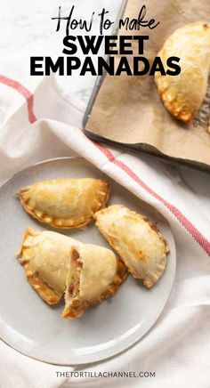 The best sweet empanadasTake a look at these sweet apple empanadasA great dessert or snackDangerously goodYou might eat them all. Empanada Dessert, Empanadas Recipe Easy, Easy Mexican Desserts, Dessert Empanadas Recipe, Sweet Empanadas Recipe, Dessert Empanadas, Sweet Empanadas, Empanadas Recipe Dough