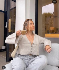 Sophia Tuxford, Moving To London, Australian Winter Fashion, Outfits Los Angeles, Grey Sweater Outfit, Autumn Outfit Ideas, Italian Summer Outfits, Ireland Fashion, Cosy Outfit