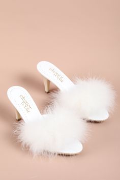 WHITE FEATHER SLIPPERS, BRIDAL SLIPPERS, FEATHER HEELS, MARABOU SLIPPERS, WOMEN'S BOUDOIR SLIPPERS, WEDDING SLIPPERS, BRIDE SLIPPERS, BRIDE GIFT Where Comfort Meets Elegance: Eleanor Louise Marabou Feather Slippers Crafted step by step with the finest marabou feathers and premium-grade satin and leather, these slippers combine comfort and sophistication. Meticulously chosen materials and the expertise of artisans are evident in every detail. While the marabou feathers add an extraordinary touch Graduation Heels, Feather Slippers, Fluffy Heels, Feather Shoes, Bridal Slippers, Feather Heels, Bride Slippers, Heels Prom, Wedding Slippers