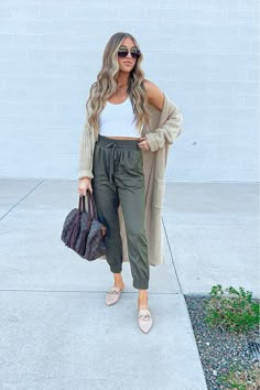 Cargo Joggers Outfits Women, Green Joggers Outfit, Cargo Joggers Outfits, Jogger Pants Outfit Women, Green Pants Outfit, Silk Joggers