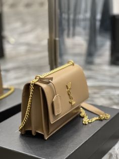 Description S.L Sunset Medium Chain Bag For Women 8.6in/22cm Dark Beige YSL 442906D420W2721 Rep 1:1 Size: 22 X 16 X 8 cm/ 8.6 X 6.2 X 3.1 inches Dark Beige Gold-toned metal hardware Flat pocket Two main compartments One open pocket on the front Magnetized snap fastening Includes box, dust bag. This product is of the best quality. Luxury Beige Shoulder Bag With Chain Detail, Luxury Beige Shoulder Bag With Chain, High-end Gold Bag With Chain Strap, Everyday Luxury Rectangular Bag With Chain, Luxury Everyday Rectangular Bag With Chain, Luxury Shoulder Bag With Chain For Shopping, Rectangular Chain Bag For Everyday Luxury, Rectangular Everyday Luxury Bag With Chain, Everyday Luxury Beige Shoulder Bag With Chain Strap