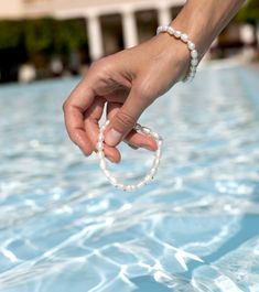 Bring the beach to your everyday with our signature genuine cultured bracelet. Handmade, this delicate yet durable design features: -Oval pearls on stretchy string -One-size-fits-all comfort -Perfect complement to your favorite tee Important: This listing is for ONE (1) Cultured Pearl Bracelet. Photos show two bracelets for styling purposes only. Toddler Jewelry, Cultured Pearl Bracelet, California Dreaming, Bracelet Handmade, North Shore, Artistic Jewelry, Cultured Pearls, Pearl Bracelet, Pearl Beads