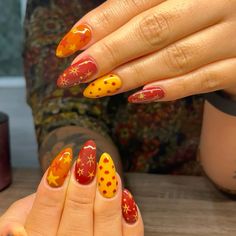 Get inspired with these stunning fall nail art ideas that capture the essence of autumn! From warm hues like burnt orange and deep burgundy to intricate designs featuring leaves and pumpkins, these nail art trends will elevate your seasonal style. Discover easy tutorials for DIY fall nails, perfect for any occasion. Whether you prefer classic fall colors or playful patterns, there's something to suit every taste. Transform your nails this autumn with nail art that showcases your love for the sea Fantastic Mr Fox Apple Nails, Mrs Fox Fantastic, Clunky Nails, Cottage Core Nail Designs, Fantastic Mr Fox Makeup, Fantastic Mr Fox Outfit Ideas, Funky Autumn Nails, Nails With Faces, Food Themed Nails