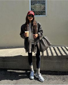 Athleisure Outfits Autumn, Autumn Outfits Sporty, Softball Mom Outfit, Winter Athleisure Outfits, Scandi Street Style, Outfits Sport, Postpartum Fashion, Outfits Sporty, Trainers Outfit