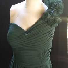 Nwt Dress Is A Size 12 Has A Small Train And Is A Hunter Green. Green One-shoulder Dress With Fitted Bodice, Formal One-shoulder Flowy Dress, Flowy One-shoulder Formal Dress, Green Pre-draped Dress With Ruched Bodice, Pre-draped Bridesmaid Dress With Sweetheart Neckline, Green Pre-draped Dress With Pleated Bodice, Green Floor-length Dress With Ruched Bodice, Green One-shoulder Bridesmaid Dress, One-shoulder Green Bridesmaid Dress