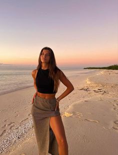 Night Beach Party Outfit, Tenerife Outfits, Mallorca Outfit, Beach Outfit Ideas, Beach Photo Inspiration, Europe Travel Outfits, Beach Party Outfits, Summer Picture Poses