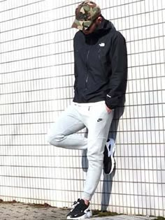 Mens Athleisure Outfits, Nike Outfits Men, Mens Pants Fashion Casual, Black Sneakers Outfit, Athleisure Men, Ad Fashion, Nike Tech Fleece, Running Fashion