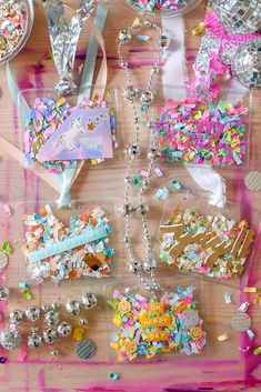 colorful diy confetti gift tags with an assortment of confetti and embellishments Fun Small Christmas Gifts, Confetti Bookmarks Diy, Trendy Diy Crafts, Diy Birthday Tags, Confetti Packaging, Make Your Own Confetti, Diy Personalized Gifts, To From Gift Tags