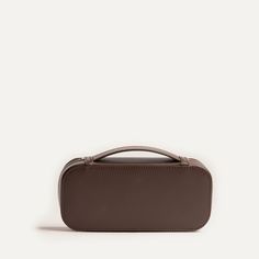 Our Sarah toiletry bag is designed to hold all your essentials for short trips. It slips easily into any bag in our collection. Its compact size means it will fit in the front pocket of our 36-hour backpacks  (Antoine and Gaspard) and our Day backpacks (Giani and Rubens).

It's also the ideal companion for your cables, chargers and batteries for your daily travels.

This toiletry bag will be delivered in a protective pouch.