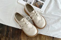 Features: Item Type: Babakud Women Autumn Retro Leather Lace- Up Casual Shoes Material: PU Sole Material: Rubber Heel Height: Medium Heel (3- 5 cm) Size: 35- 40 Color: Beige, Caramel, Brown, Black Style: Casual, Classic, Retro Season: Autumn, Spring Size Tips: For the best fit, we recommend choosing one size up when purchasing boots. For customers with wider feet, or a higher instep, we recommend sizing up to ensure a comfortable fit. Please consider your foot width when selecting your shoe size Womens Dress Sneakers, Women's Fall Shoes 2023, How To Style Oxford Shoes, Wide Toe Box Boots, Wide Toe Shoes, Wide Toe Box Shoes Women, Wide Toe Box Shoes Woman, Light Academia Shoes, Style Oxford Shoes