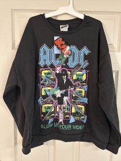 AC/DC Women “Blow Up Your Video” Crewneck Graphic Sweatshirt Sweater 2XL. Oversized Tops For Winter Concert, Oversized Winter Tops For Concerts, Oversized Top For Winter Concert, Casual Long Sleeve T-shirt For Concert, Oversized Long Sleeve T-shirt For Concert, Long Sleeve Tops For Fall Concert, Oversized Band Merch Tops For Winter, Oversized Casual Sweatshirt For Concerts, Oversized Band Merch Long Sleeve Sweatshirt