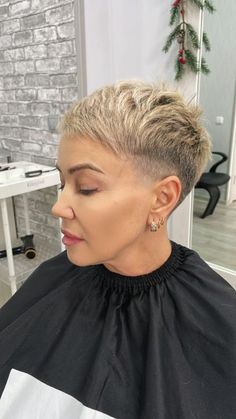 Trendy Pixie Haircut, Short Haircuts Ideas, Low Maintenance Short Haircut, Fade Haircut Styles, Haircuts Ideas, Stylish Short Hair