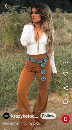 Rust Bell Bottoms Outfit, Womens Bell Bottoms Outfit, Pink Western Hat Outfit, Womens Rodeo Outfits Fashion, Boho Country Outfits Winter, Boho Western Clothing, Boho Western Style Outfits, Cowgirl Boho Outfits, Cute Casual Dinner Outfits