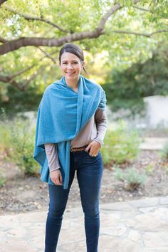 4 Ways To Tie A Scarf - an indigo day - Affordable Style Blog Blanket Scarf Outfit, How To Wear Loafers, Tie Scarves, How To Wear Vans, How To Wear Leggings