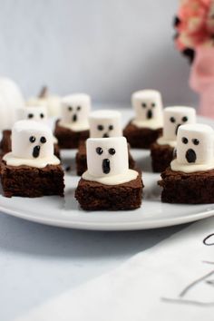 Several brownies with marshmallow ghosts on top sitting on white platter. Brownies For Halloween, Ghost Brownies, Halloween Deserts, Dessert Halloween, Spooky Snacks