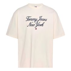 **Camiseta Tommy Jeans Over Serif Off-White**   A **Camiseta Tommy Jeans Over Serif Off-White** traz um toque moderno e descontraído ao seu estilo diário. Confeccionada em **algodão macio e de alta qualidade**, oferece excelente conforto e respirabilidade. Seu design apresenta uma **gola redonda** e um **corte oversized**, garantindo um visual mais amplo e contemporâneo. A estampa **Tommy Jeans Over Serif** no peito destaca o logo da marca de forma estilosa, em uma tipografia diferenciada que tr Tommy Jeans, New York