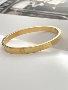 • acero inoxidable

 • Chapado en oro

 • brazalete Gold-tone Bangle Bracelet With Polished Finish, Gift Gold-tone Metal Bangle, Gold-tone Metal Bangle With Jubilee Bracelet, Tarnish Resistant Gold-tone Bangle Cuff Bracelet, Gold-toned Brass Bangle Bracelet, Gold Plated Bangles, Bangle Bracelet, Bangle Bracelets, Gold Plate