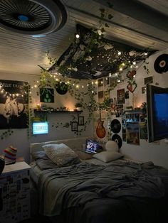 Fairy Lights Aesthetic Bedroom and Room Decor with Autumn Living Room Vibe and Dream Apartment Feel & Warm Apartment Aesthetic. More Home Decor Ideas & Living Room Aesthetics/Chill Apartment Vibes & Aesthetic Apartment Vibes Bedroom Ideas For Nerds, Dream Bedroom Inspiration, Cool Room Decor, Future Room