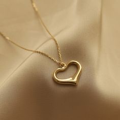 14K Real Gold Frame Heart Shape Pendant Necklace Love Valentine's Day Christmas Dainty Gift for Women Handmade Minimalist Design Elegance ⓂMaterials & Specifications : Necklace Chain Lengths : 42 cm (16.5 in) 44 cm (17.3 in) 46 cm (18.1 in) 48 cm (18.8 in) 50 cm (19.6 in) Frame Heart Pendant Width : 1.6 cm (0.39 in) Frame Heart Pendant Length : 1.5 cm (0.62 in) Heart Charm Necklace For Gifts, Valentine's Day Open Heart Clavicle Chain Necklace, Gold-tone Delicate Chain Heart Pendant Jewelry, Gold Valentine's Day Pendant Jewelry, Elegant Heart-shaped Christmas Jewelry, Elegant Heart-shaped Christmas Necklaces, Elegant Heart-shaped Christmas Necklace, Valentine's Day Heart Pendant Necklace With Gold Chain, Gold Heart-shaped Chain Necklace For Valentine's Day