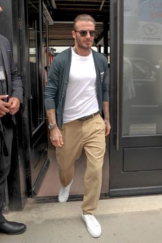 David Beckham Casual, David Beckham Outfit, David Beckham Style Outfits, David Beckham Style, London Fashion Week Mens, Mens Business Casual Outfits, Look Adidas, Pants Outfit Men, Smart Casual Men