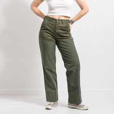 Pre-owned Dockers jeans in khaki-green - made of heavyweight denim - straight leg - button fly - 4 pockets - made in Italy - materials: 100% cotton SIZE size from the tag: W30 L32 best fits women: L MEASUREMENTS waist: 31 inches (78 cm) hips: 39.5 inches (100 cm) rise: 11.5 inches (29 cm) length: 42 inches (106 cm) inseam: 32 inches (81 cm) The model is 5'9" (174 cm), measures 35-27-38 (89-69-96 cm) and typically wears clothing in size M CONDITION: 9/10 - the jeans in great pre-owned condition. Green Cotton Jeans For Workwear, Green Cargo Style Work Pants With Tapered Leg, Green Tapered Leg Cargo Work Pants, Green Cargo Pants With Tapered Leg, Retro Straight Leg Cargo Jeans, Green Utility Cotton Work Pants, Green Cotton Cargo Work Pants, Military Style Cotton Work Pants With Straight Leg, Retro Straight Leg Cotton Cargo Jeans