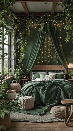 Dark Green Bedroom Witchy Bedroom Ideas, Green Boho Bedroom, Forest Bedroom, Boho Bedroom Design, Boho Bedroom Ideas, Bedroom Ambiance, Serene Bedroom, Bohemian Bedroom Decor