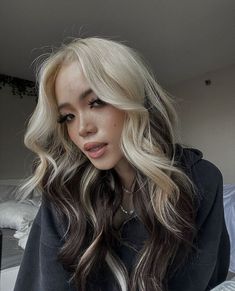 blond, blonde hair color, blonde ombre, white blonde, dark roots blonde hair, blonde highlights, blonde balayage Skunk Hair, Hair Color Underneath, Blonde Hair Inspiration, Hair Stylies, Blonde Ombre