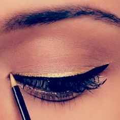 gold eyeliner Gold Liner, Drag Make-up, How To Apply Eyeliner, Black Liner, Long Lashes, Olivia Palermo, Her Eyes