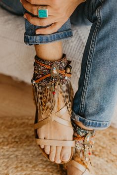 Boho Sandals Bohemian, Bohemian Shoes, Feather Sandals, Boots Boho, Boho Chic Bags, Bohemian Sandals, Boho Shoes, Boho Boots, Boho Chic Style