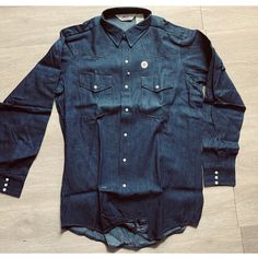 New Old Deadstock Never Worn Or Washed Dakota Brand Denim Western Snap Front Shirt. Made In Usa. Mens Tag Size Large. Measurements: 22 Pit To Pit, 33 Inches Top Of Shoulder To Bottom. In Excellent New Condition. No Holes Stains Rips Or Damage Blue Denim Tops For Rodeo, Dark Wash Denim Tops For Rodeo, Dark Wash Cotton Tops For Rodeo, Blue Tops With Pockets For Ranch, Casual Dark Wash Top For Rodeo, Casual Denim Blue Top For Rodeo, Casual Denim Top For Rodeo, Medium Wash Denim Shirt For Rodeo, Casual Denim Shirt For Rodeo