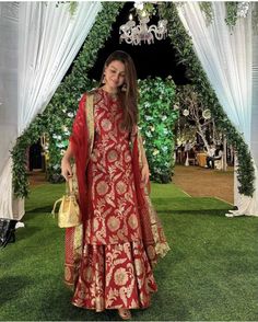 Brocade Outfits Indian, Wedding Party Look Indian, Suit From Banarasi Saree, Brocade Sharara Suit, Banaras Dress Designs, Banarsi Dress Designs, Banarasi Dress Designs, Banarasi Kurti Design, Indian Outfit For Wedding