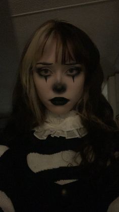 Dark Scary Halloween Costumes, Easy Goth Clown Makeup, Makeup Ideas For Halloween Simple, Halloween Makeup Inspo Clown, Cute Halloween Clown Makeup, Creepy Mime Costume, Enby Halloween Costumes, Easy Black Clown Makeup, Horror Female Characters