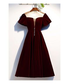 Shop retro maroon tea length party dress with illusion neck puffy sleeves online. All instock with free shipping. Pro since 2009. Red Homecoming Dresses Short, Velvet Evening Dress, Princess Prom Dresses, Red Homecoming Dresses, Christmas Outfits Women, Red Bridesmaid Dresses, Mini Dress Formal, Looks Black, Tea Length Dresses