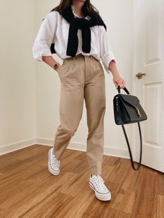 Khaki Pants Outfit Women, Khaki Pants Outfit, Khakis Outfit, Korean Casual Outfits, Business Casual Outfits For Women, Office Outfits Women, Casual Work Outfit, Causual Outfits, Casual Work Outfits