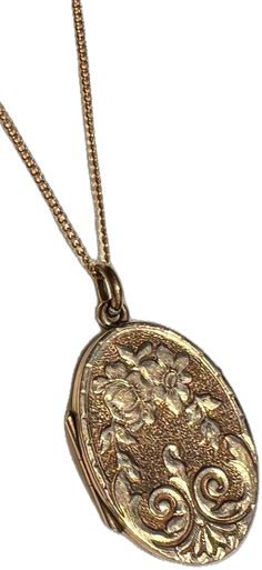 Ornate Locket Necklace For Formal Occasions, Elegant Antique Gold Etched Locket Necklace, Classic Antique Gold Locket Necklace With Vintage Charm, Victorian Filigree Medallion Locket Necklace, Elegant Etched Antique Gold Locket Necklace, Victorian Style Filigree Medallion Locket Necklace, Ornate Engraved Locket Necklace Vintage Collection, Victorian Medallion Locket Necklace With Filigree, Victorian Style Medallion Locket Necklace With Filigree