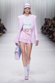 Versace Spring 2018 Summer Collection Fashion, Italian Fashion Brands, Versace Fashion, Popsugar Fashion, Looks Chic, 20th Anniversary, Pink Outfit