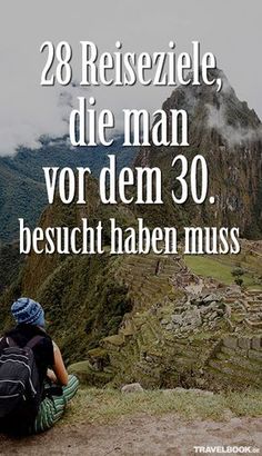 a person sitting on top of a mountain looking at the mountains in the distance with text that reads, 28 reisezielle, die man, die mann vor der dem 30 besuch haben