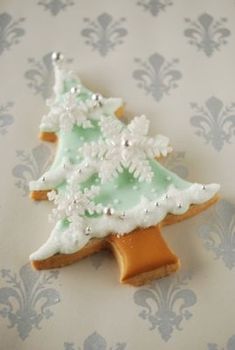 a cookie decorated like a christmas tree on a table