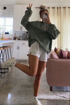 Outfits For Summer School Casual, Spring Summer Athleisure, Brown Sweater Leggings Outfit, Cute Cozy Spring Outfits, Summer Outfit Relaxed, Comfy Cute Vacation Outfits, Hot Wheater Outfit, Minimal Workout Outfit, Comfy Cute Beach Outfits