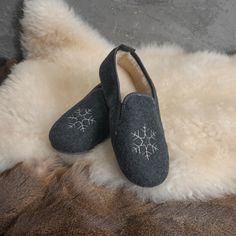 Women's Slippers Felt & natural wool  - Warm very light and comfortable Rubber sole +/- 0,5 cm Women  Slippers / Shoes US5 / UK3 / EU36 -  22.5 cm / 8.85 inches US6 / UK4 / EU37 - 23 cm / 9.05 inches US7 / UK5 / EU38 - 24 cm / 9.25 inches US8 / UK6 / EU39 -  25 cm  / 9.84 inches US9 / UK7 / EU40 - 25,5 cm / 10.03 inches US10 / UK8 / EU41 - 26  cm  / 10.23 inches Type: indoor  ☛ All Women's slippers at affordable prices link below:      https://www.etsy.com/pl/shop/StoreQR?ref=seller-platform-mcn Embroidered Ballerina, Best Slippers, Ballerina Slippers, Wool Slippers, Slippers Shoes, Women Slippers, Moccasins Slippers, Natural Cream, Women's Slippers