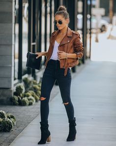 Camel Moto Jacket Outfit, Brown Moto Jacket Outfit, Camel Leather Jacket Outfit, Leather Moto Jacket Outfit, Long Green Sweater, Camel Leather Jacket, Moto Jacket Outfit, Brown Moto Jacket